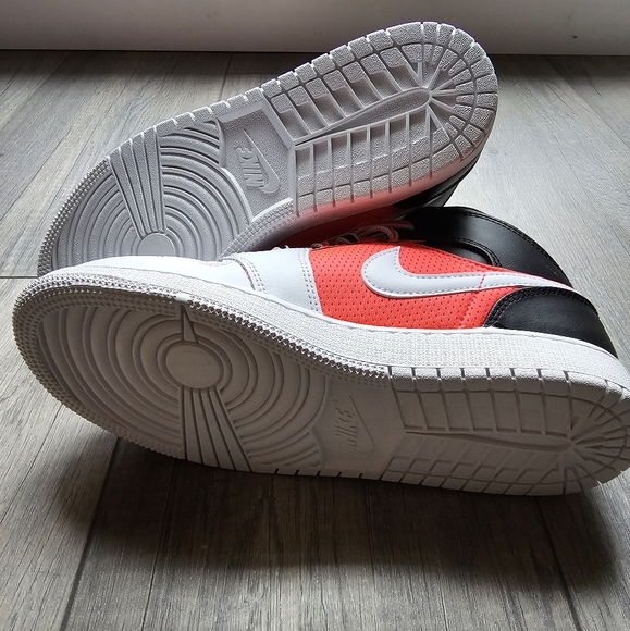 Air Jordan 1 Mid SE "White Infrared" Sneakers - Picture 4 of 10